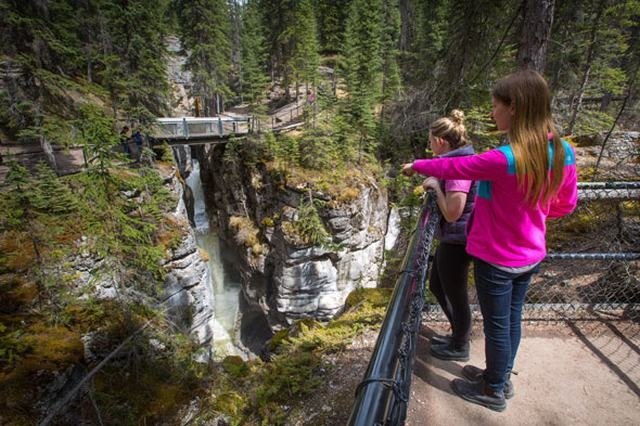 https://d3r8gwkgo0io6y.cloudfront.net/upload/maligne canyon1.jpg